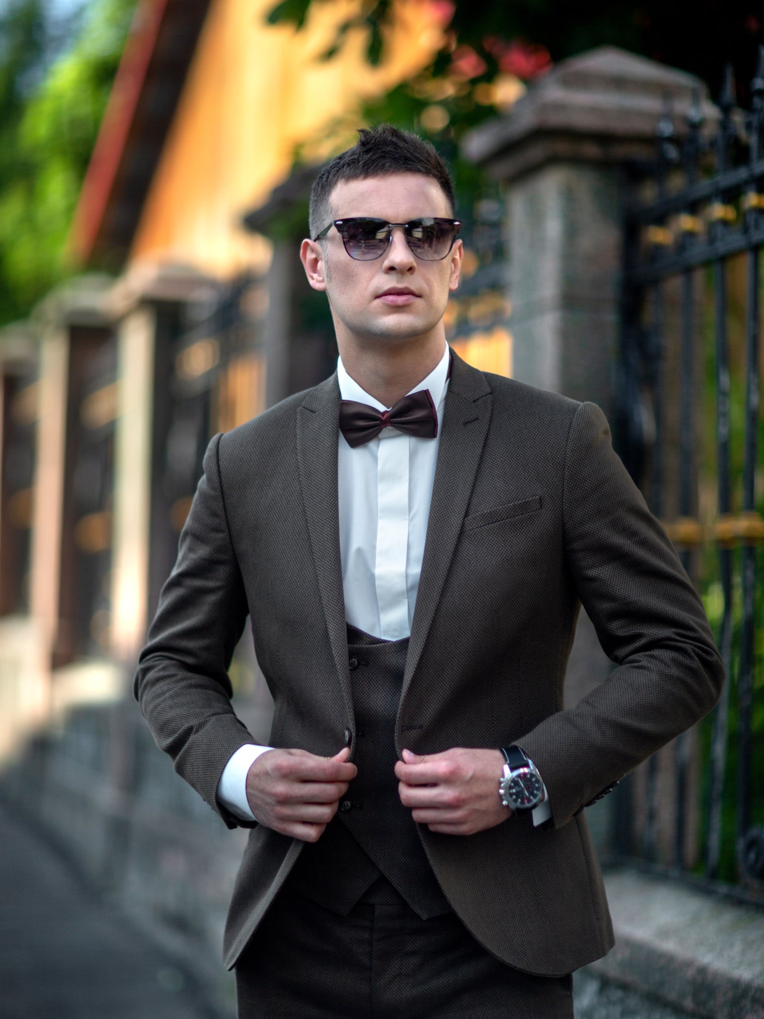 Dwuczęściowy elegancki brązowy garnitur
