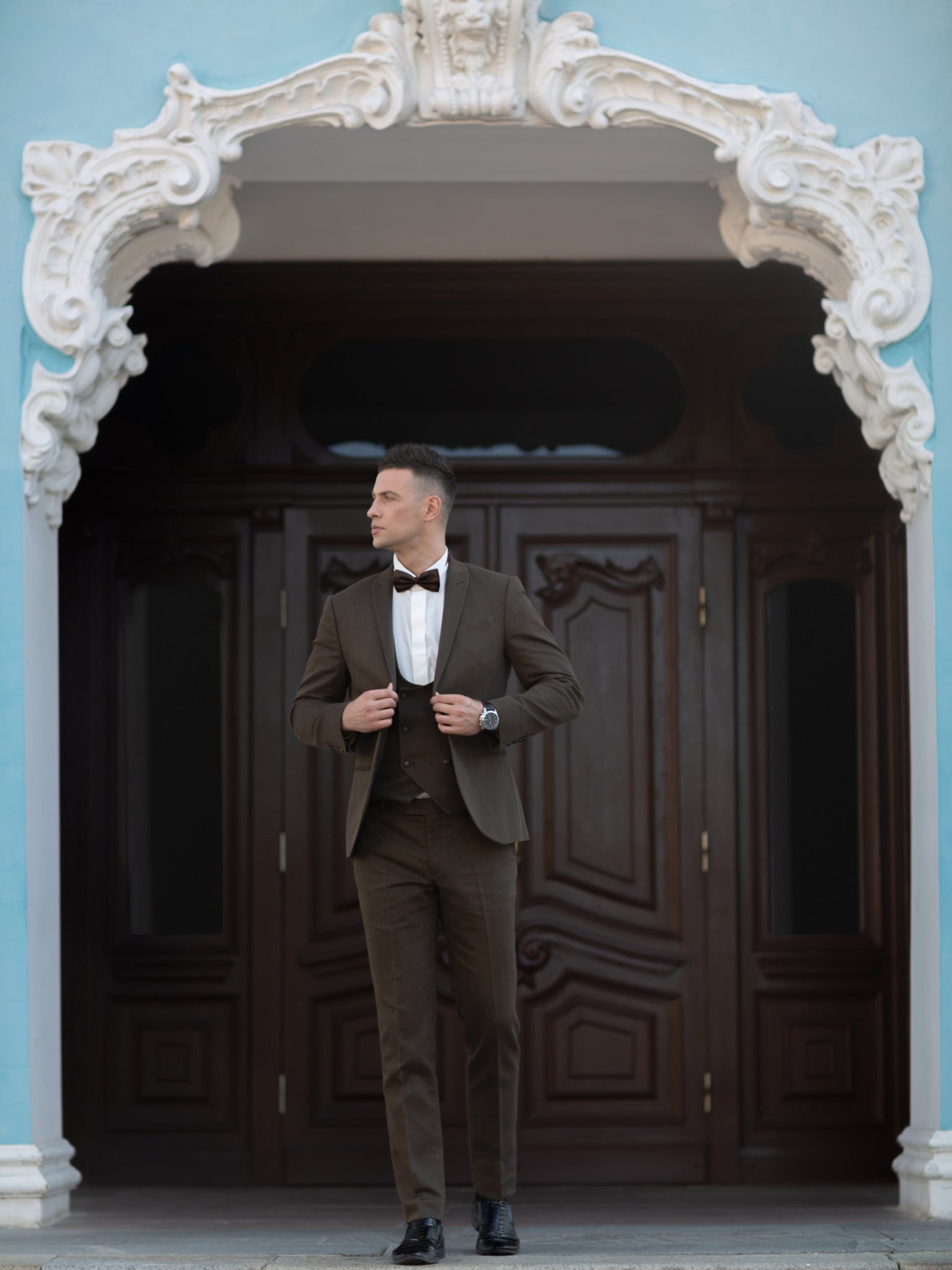 Dwuczęściowy elegancki brązowy garnitur