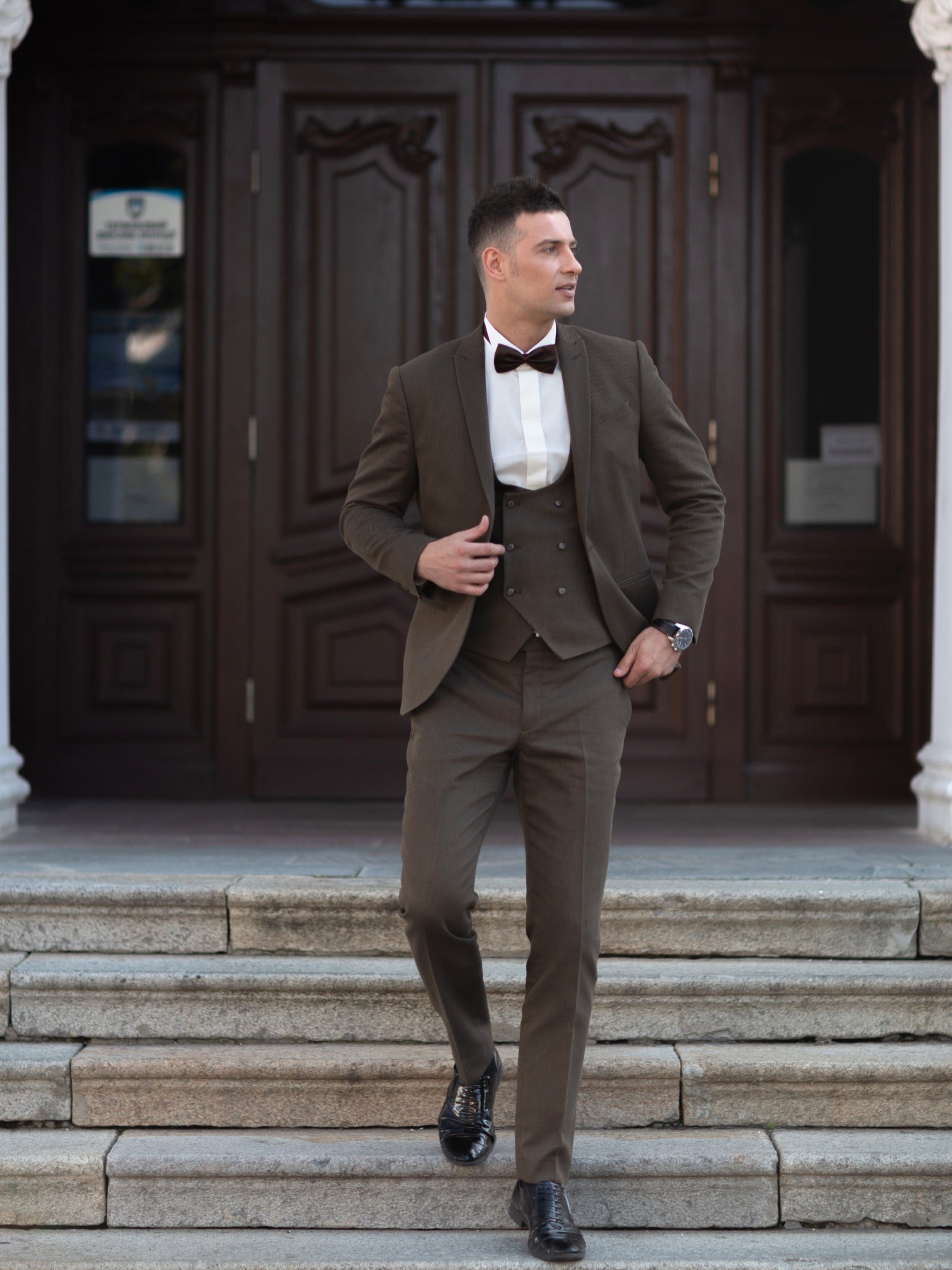Dwuczęściowy elegancki brązowy garnitur